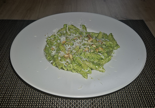 Serviranje - pene rigate, pesto od rukole u tanjiru za pastu.